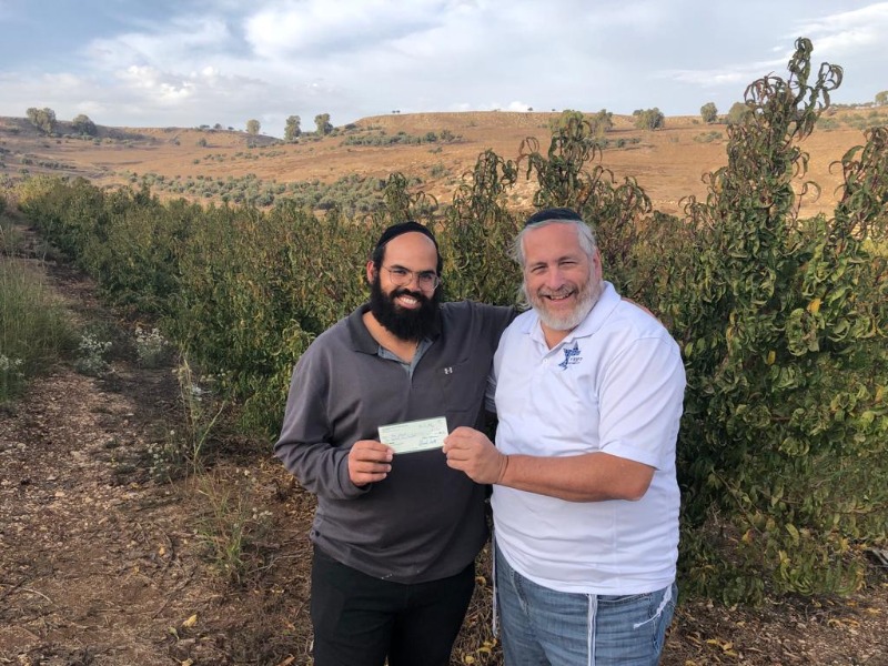 עם החקלאי ציון אלגלי בישוב דלתון