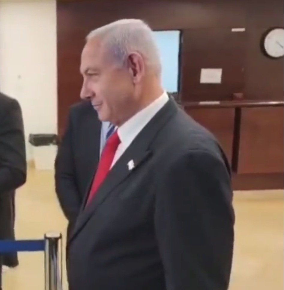 נתניהו מחייך לעבר המפגינה 