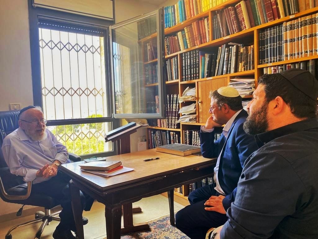 אלמוג כהן מימין