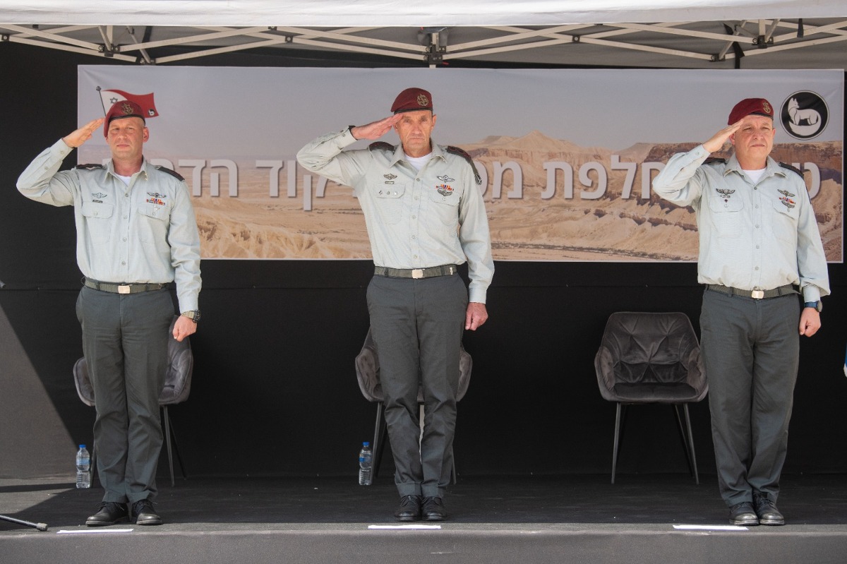 האלוף טולידנו מימין, הרמטכ"ל והאלוף הנכנס