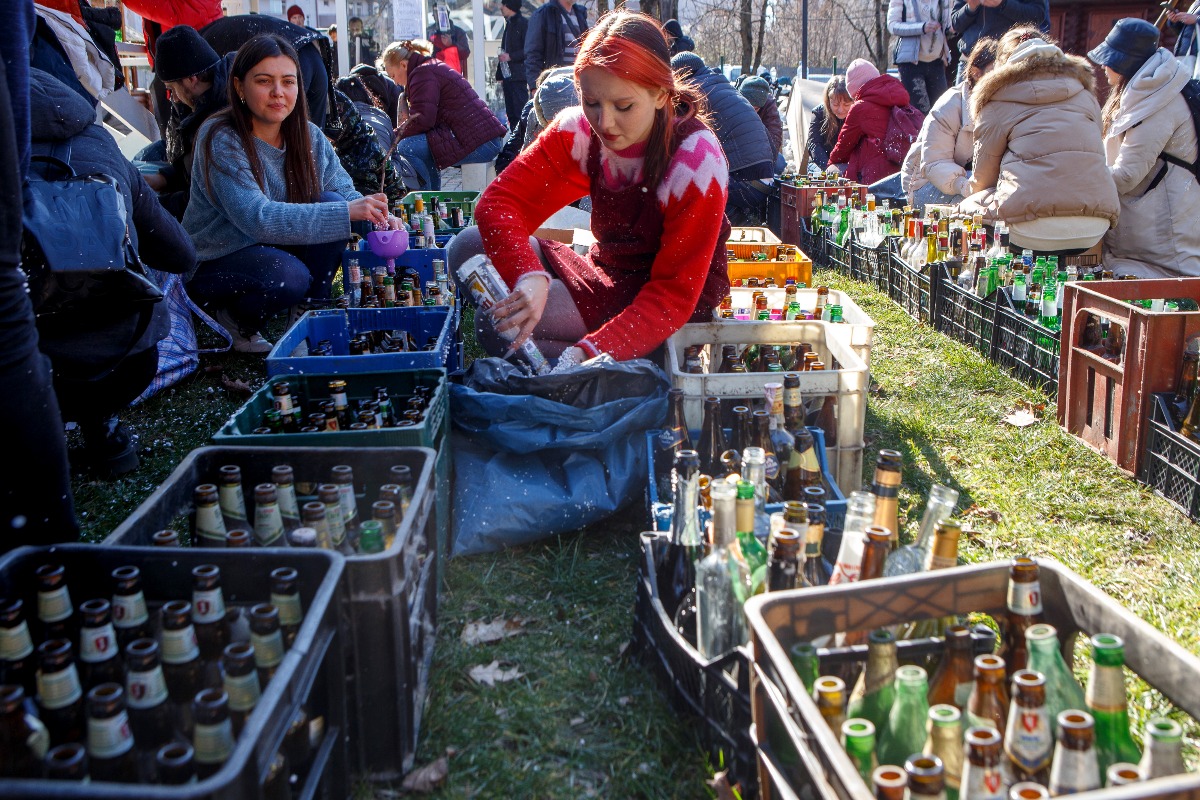 תושבים מקומיים מכינים בקבוקי תבערה, Uzhhorod, אזור זקרפטיה, מערב אוקראינה.