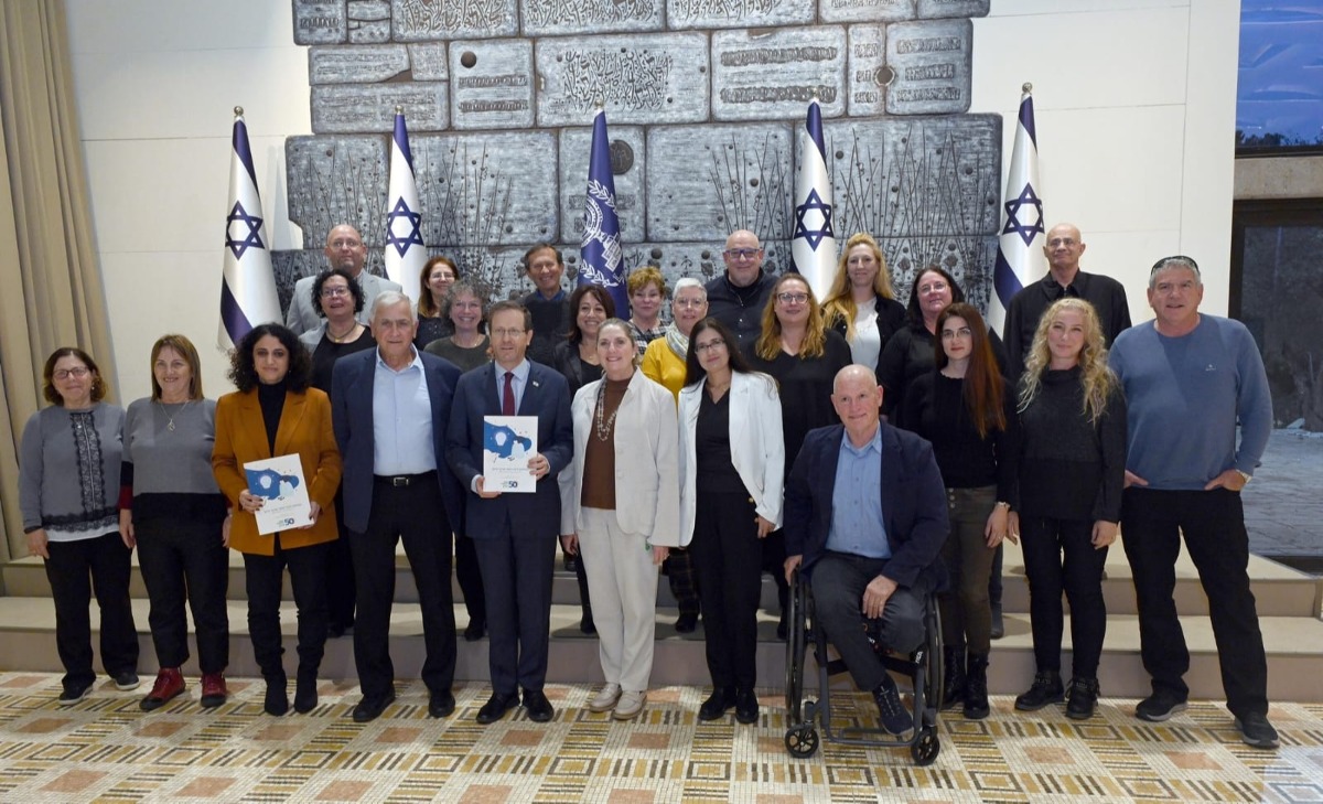 נשיא המדינה ורעייתו מקבלים את דו"ח ער"ן 