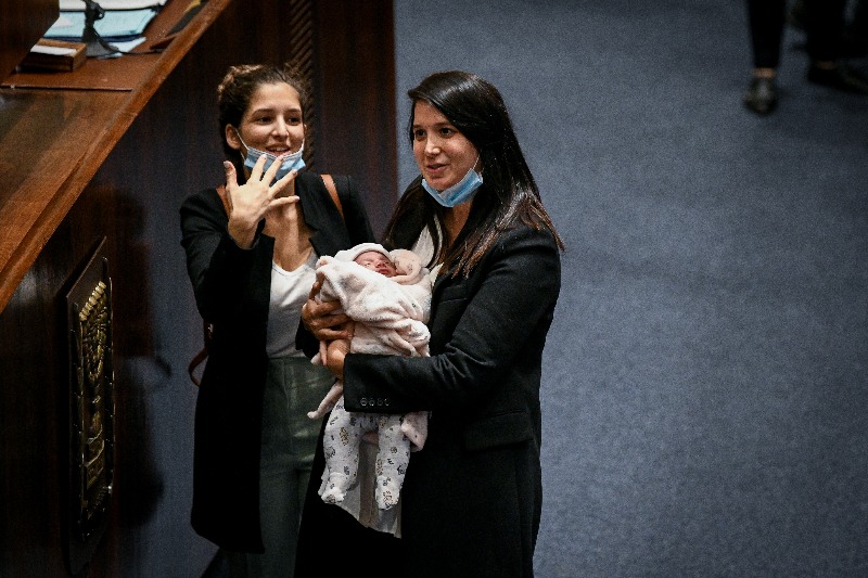 שירלי פינטו עם התינוקת במליאת הכנסת
