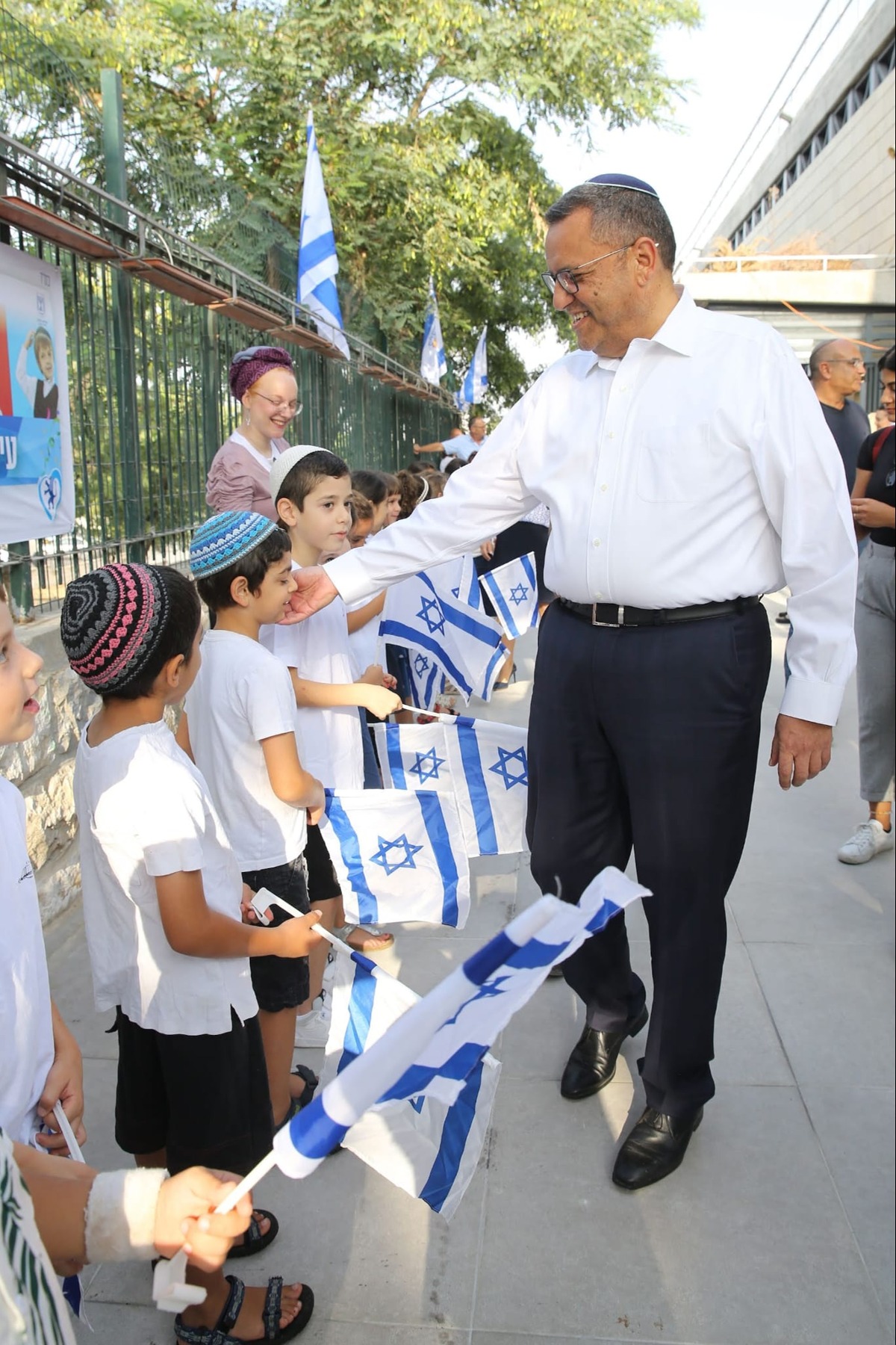 משה ליאון עם תלמידי בית ספר בעיר
