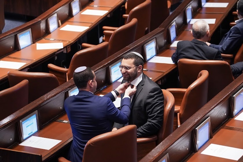חבר הכנסת אוהד טל קושר את העניבה של וסרלאוף