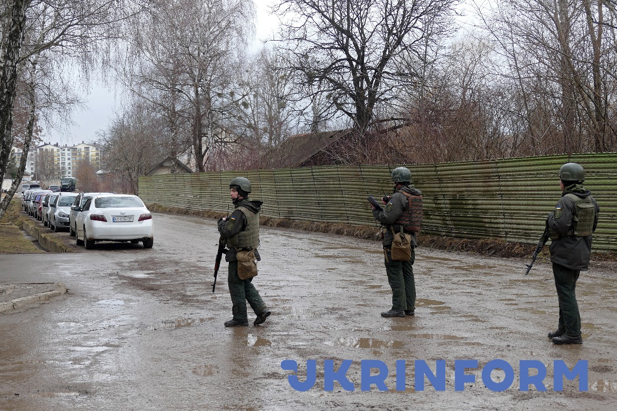 חיילי המשמר הלאומי החמושים מפטרלים ברחובות איוואנו-פרנקיבסק, מערב אוקראינה