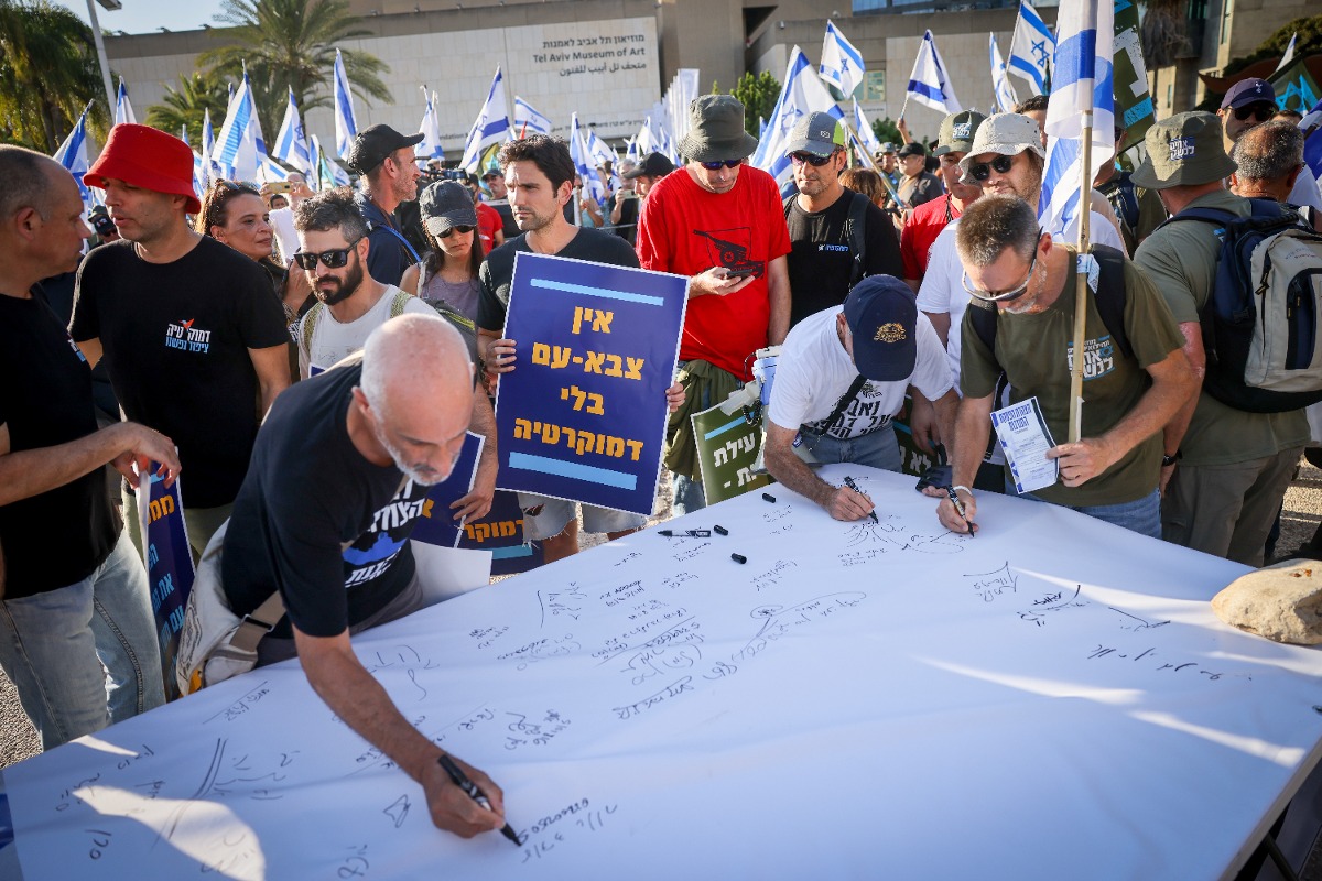 חיילי מילואים חותמים על הצהרה לפיה הם לא ימשיכו לעשות שירות מילואים