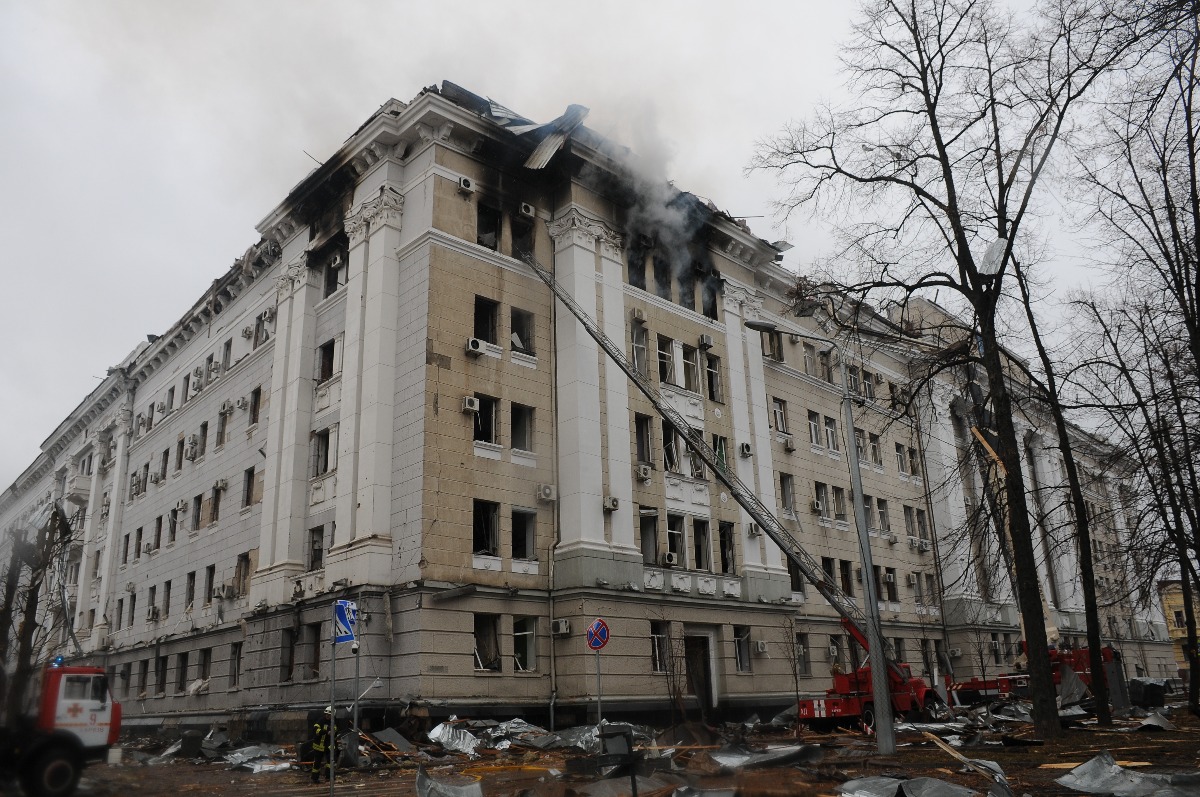 פעולות חילוץ לאחר התקפות רקטות על בניין שירות הביטחון של אוקראינה בחרקוב