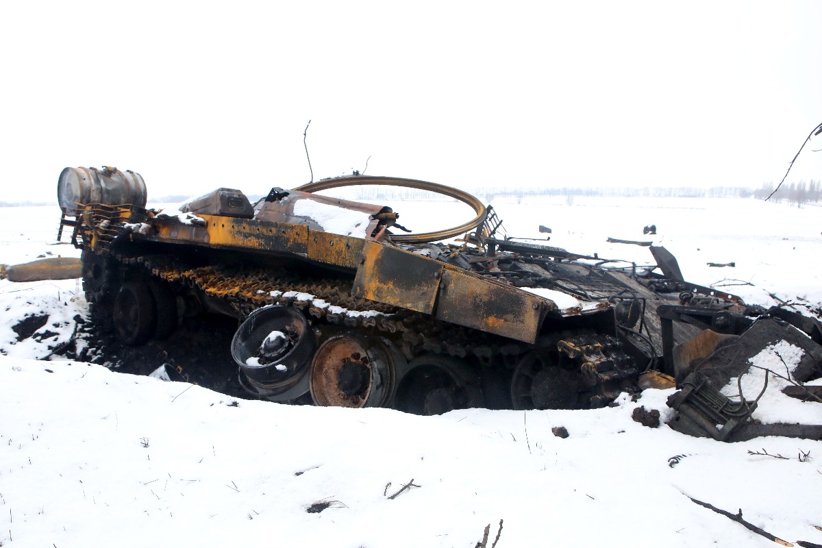 חרקוב, אוקראינה - 26 בפברואר 2022 - רכב צבאי הרוס בפאתי חרקוב, צפון מזרח אוקראינה