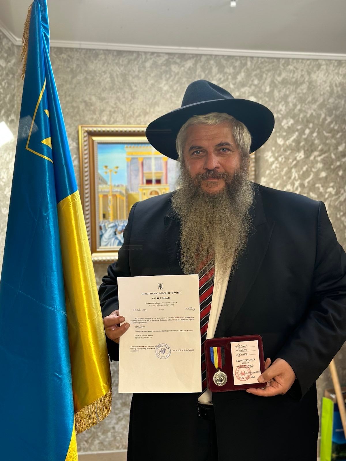 הרב אסמן עם אות הגבורה שקיבל