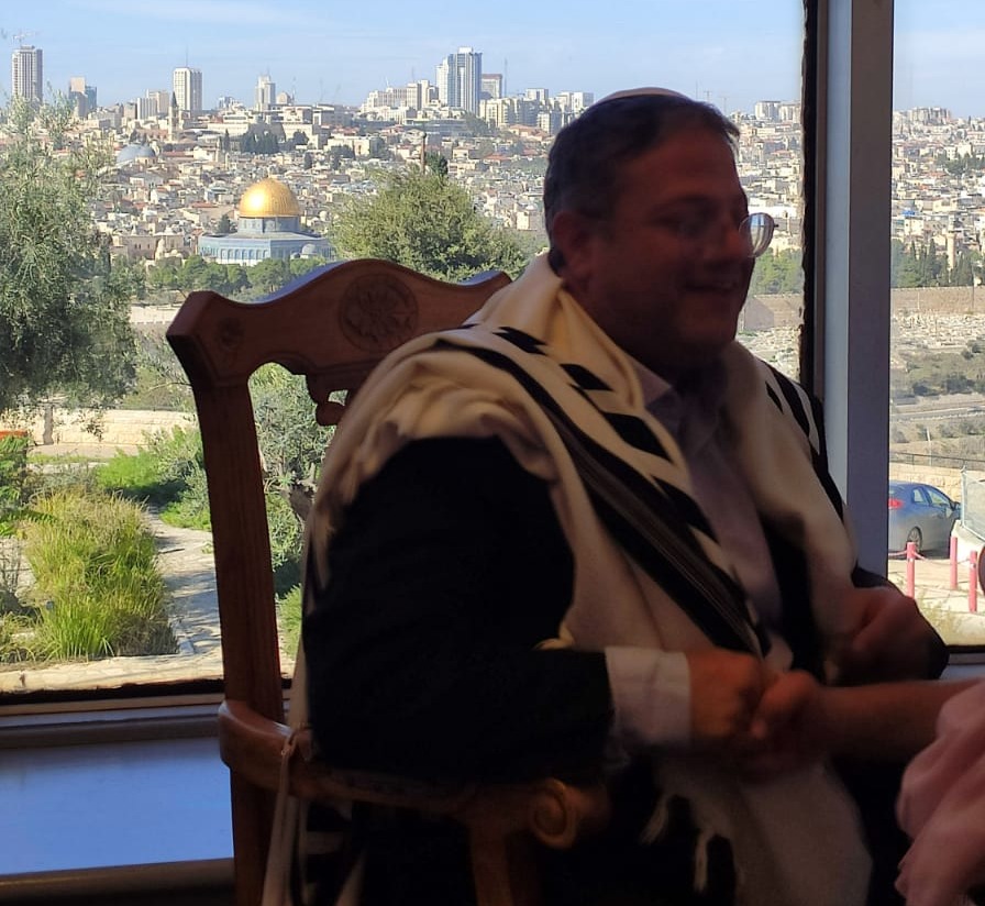 איתמר בן גביר על כסא הסנדק מברך את המוזמנים 