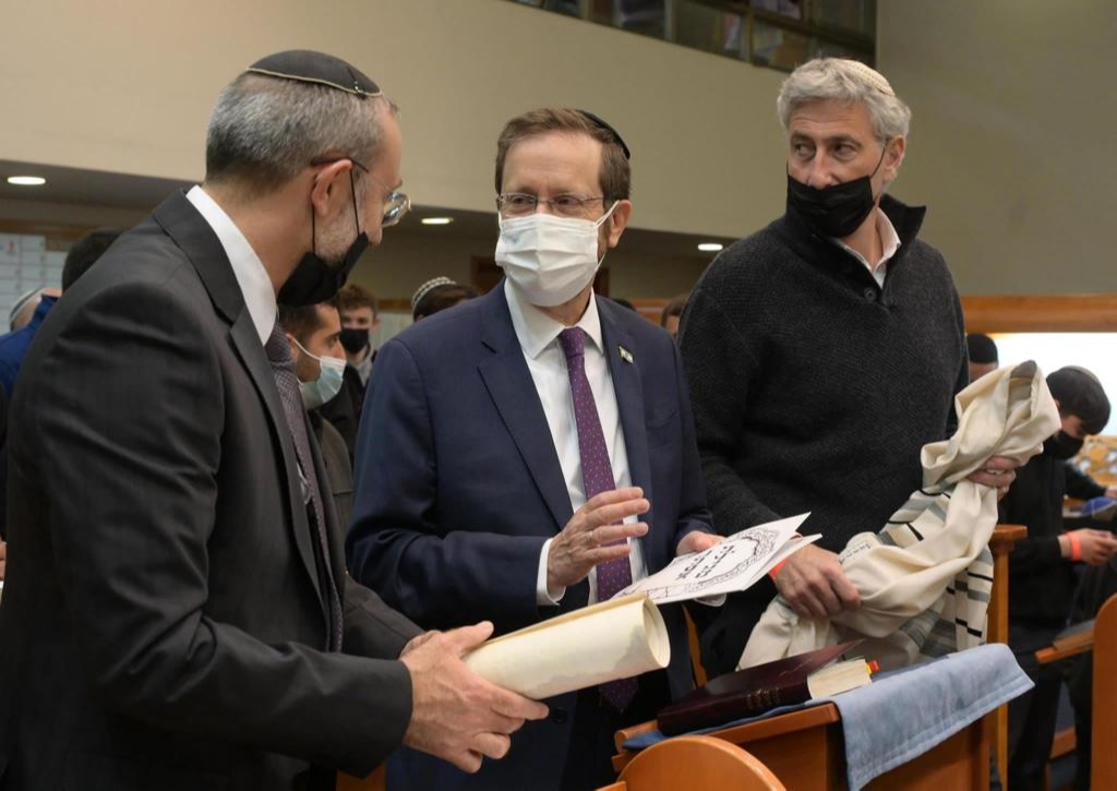 נשיא המדינה יצחק הרצוג בקריאת מגילה בבית הכנסת "אהבת ציון" 