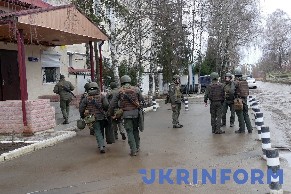 חיילים חמושים מפטרלים ברחובות איבנו-פרנקיבסק, מערב אוקראינה