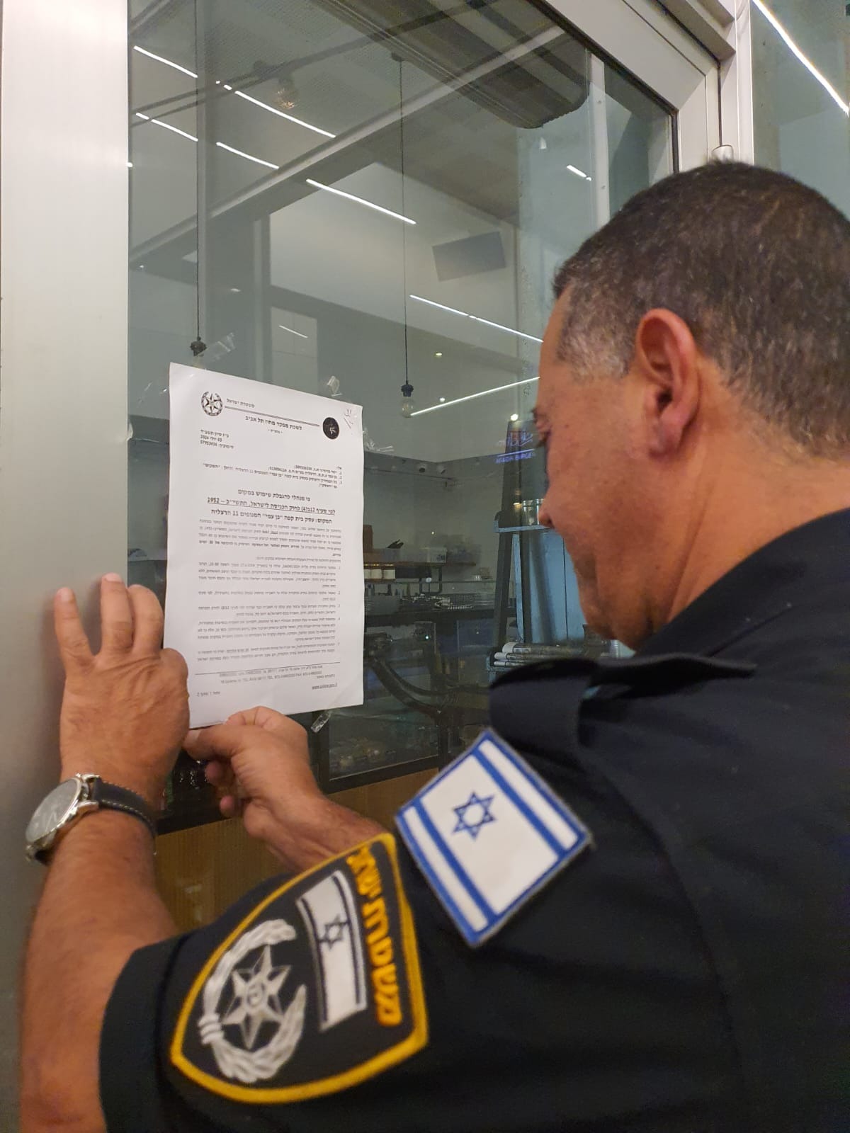 מפקד מחוז תל אביב, חותם על צו סגירה לבית קפה