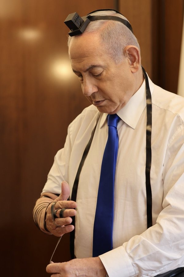 ראש הממשלה מניח את התפילין של חלל צה"ל מושיקו דוינו