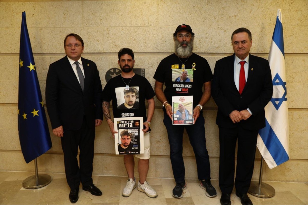 שר החוץ והנציב האירופאי יחד עם גל ויאיר, בני משפחותיהם של החטופים גיא גלבוע-דלאל וגדי מוזס