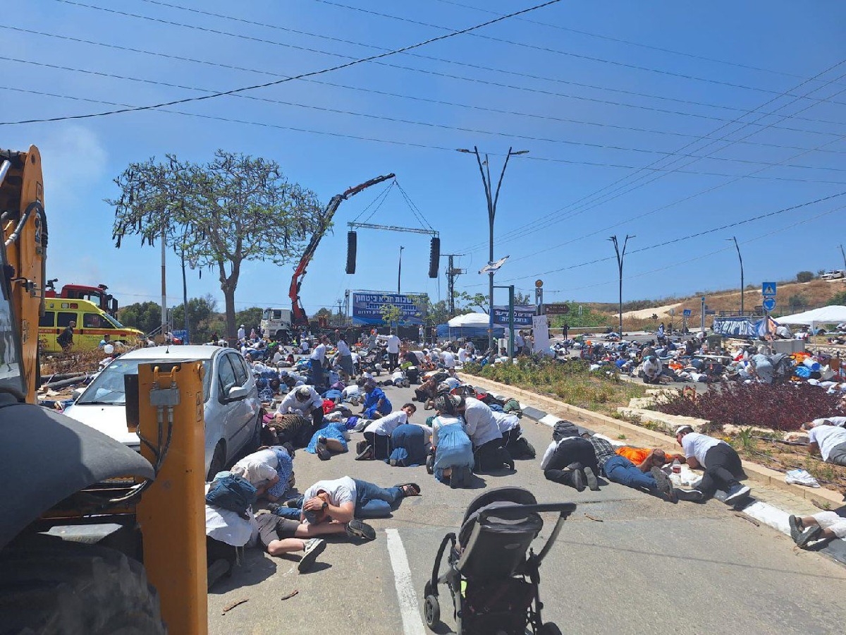 תושבי שדרות נשכבים על הרצפה לאחר מטח בעיצומה של הצעדה