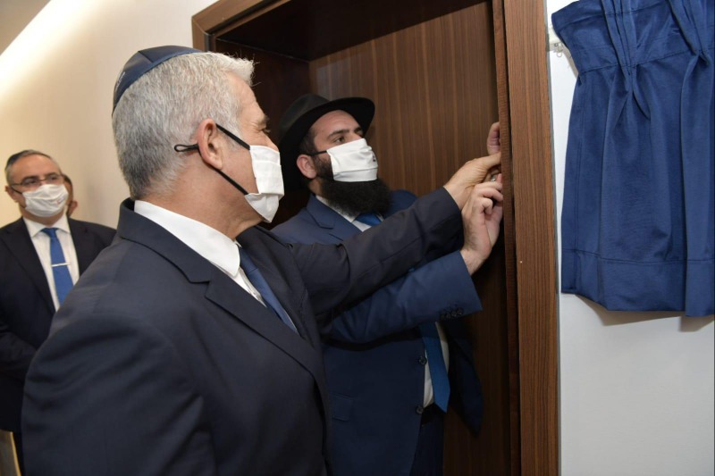 לפיד קובע מזוזה בשגרירות
