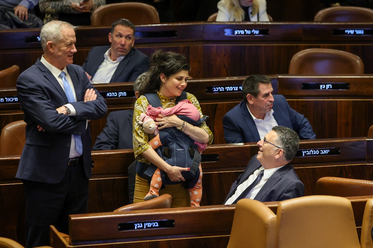 התינוקת של שרן השכל מתטרפת להצבעות