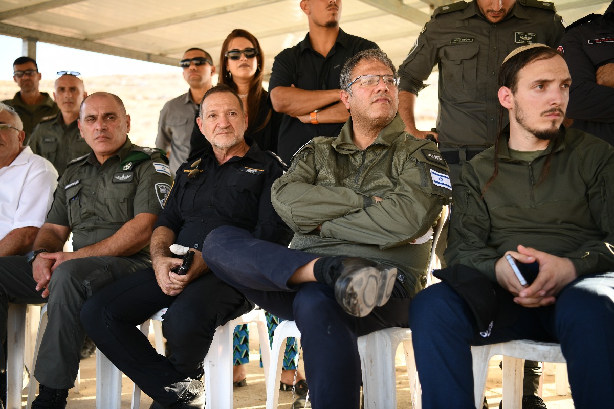 בן גביר עם מדים