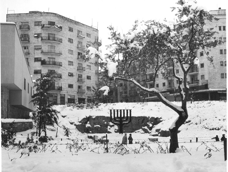 שלג ליד בית פרומין פברואר 1957 