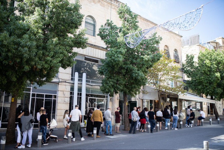 תור ארוך מחוץ לקפה קדוש בתקופת הקורונה, ארכיון 