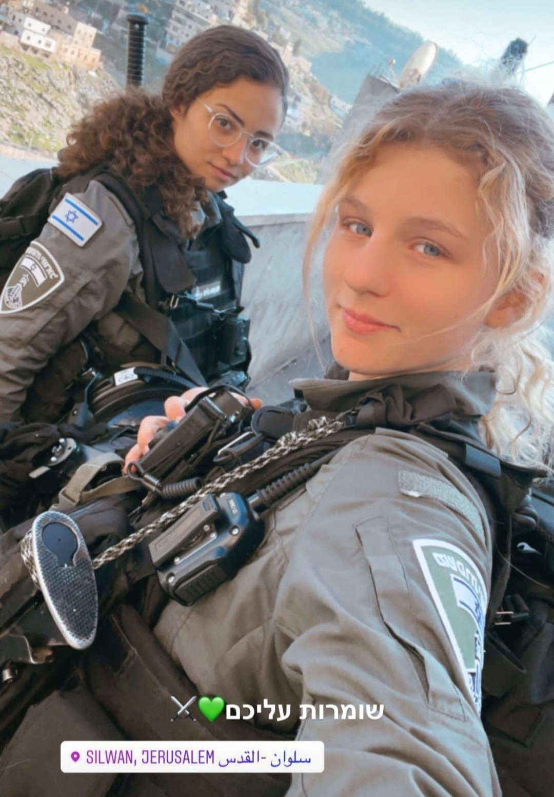 צילה עם חברה בשטח