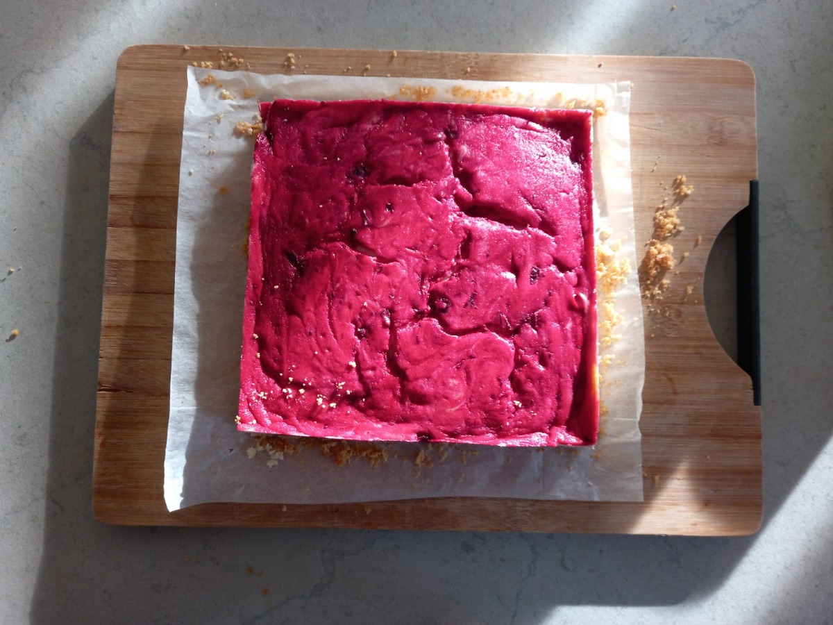 עוגה אפויה יוצאת מהתנור, מצננים ומעבירים למקפיא לחיתוך קל