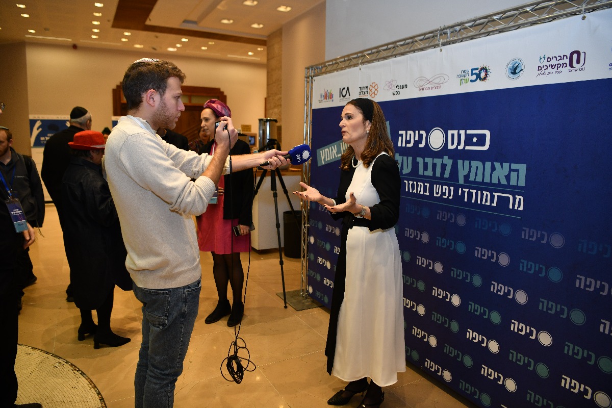 מיכל וולדיגר מתראיינת מחוץ לכנס כיפה