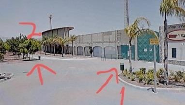 תמונת איצטדיון עירוני עפולה על גביה סימן חצים לעבר פחים בהם ניתן להניח מטענים