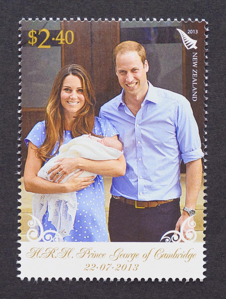 גלויה של בני הזוג בצאתם מבית החולים עם התינוק המלכותי לפני תשע שנים