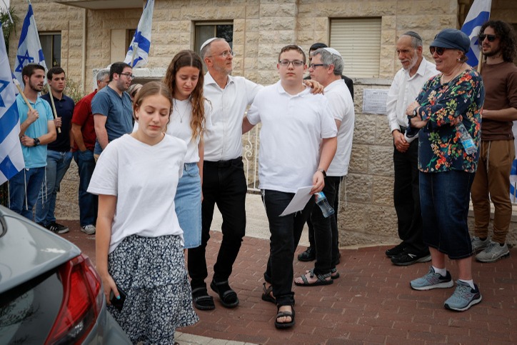 האחיות הנותרות לבית משפחת די בדרך להלווית אחותן