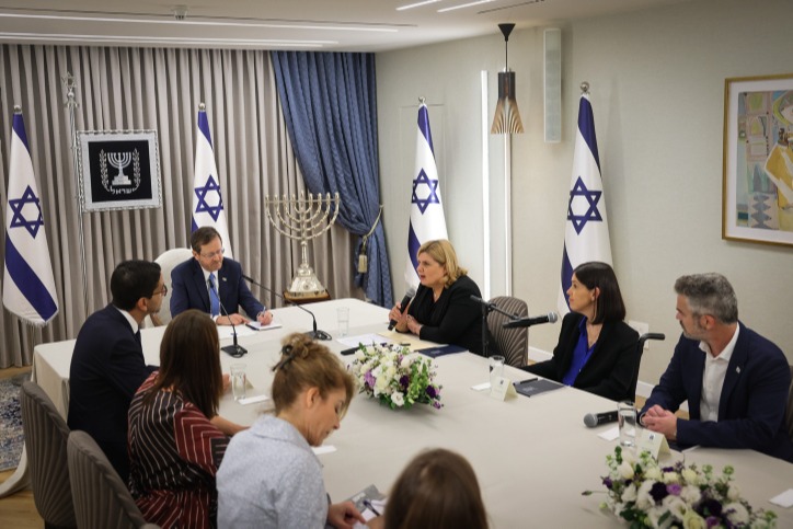 נציגי יש עתיד אצל הנשיא