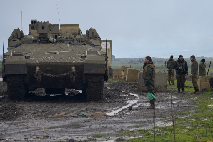חיילי חטיבת שקד של גבעתי משתתפים בתרגיל צבאי בוצי במהלך סופת גשמים ליד מושב יונתן במרכז רמת הגולן