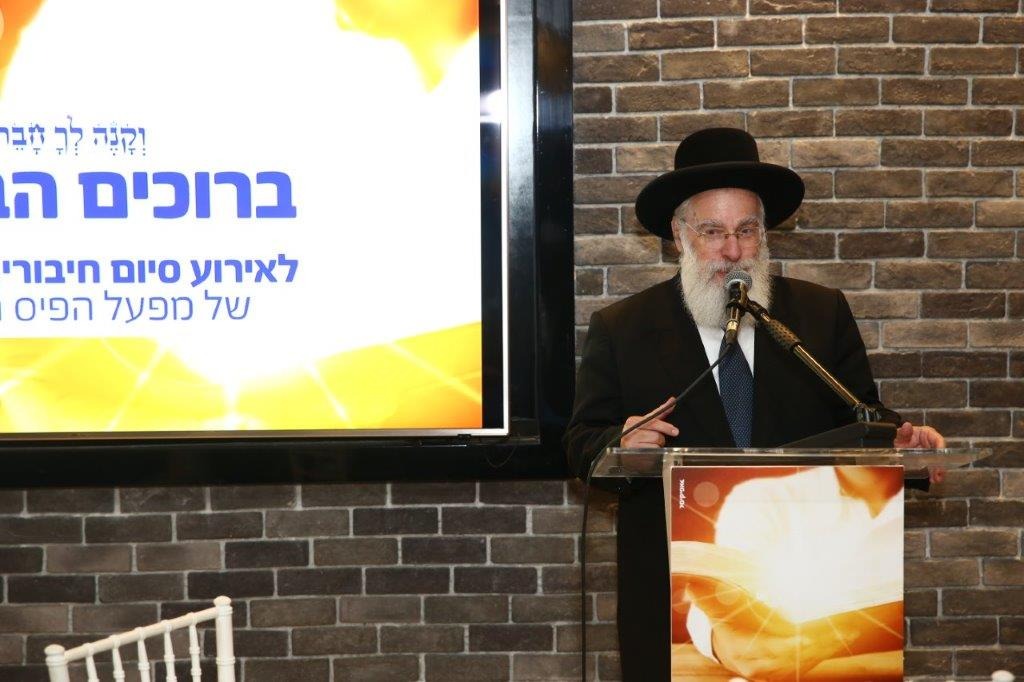 הרב יעקב שפירא נואם באירוע