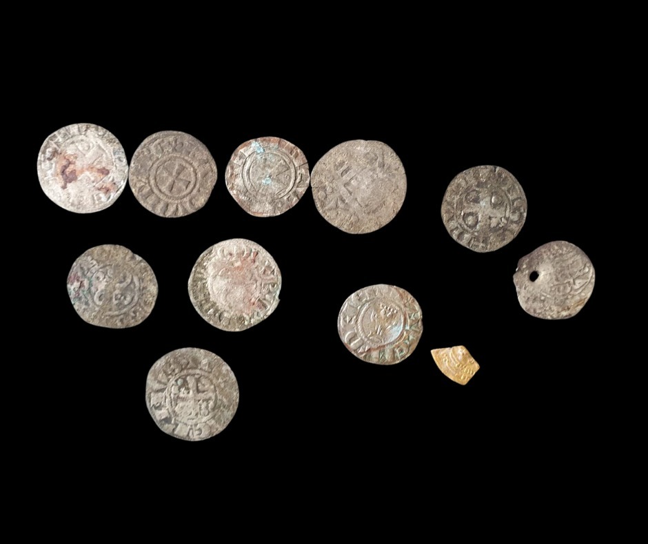 חלק מהמטבעות שאותרו בבית החשוד