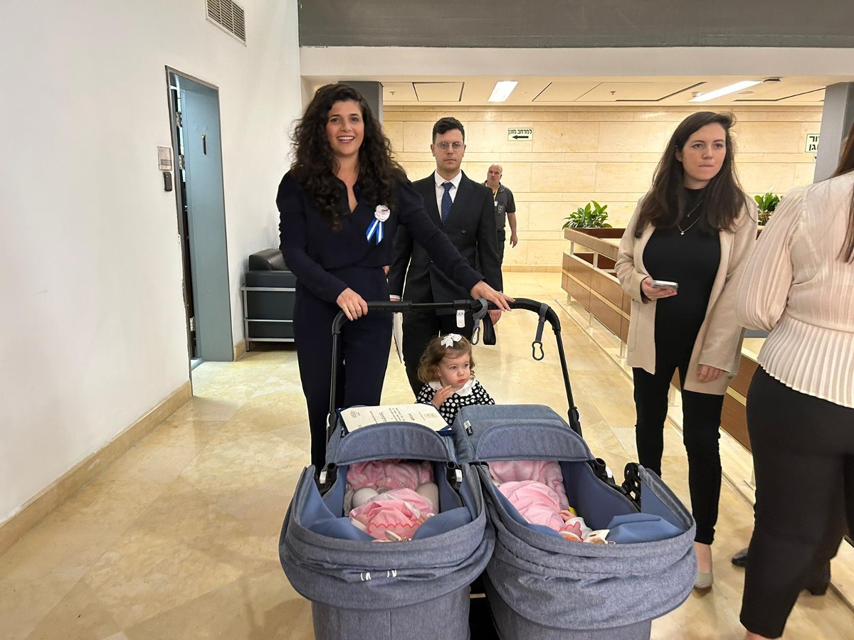 שרן השכל עם התאומות החדשות והבת הגדולה