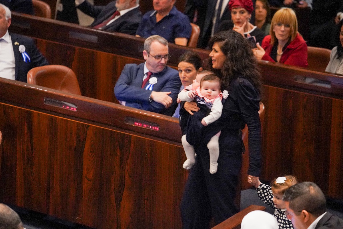 שרן השכל עם התאומות החדשות 