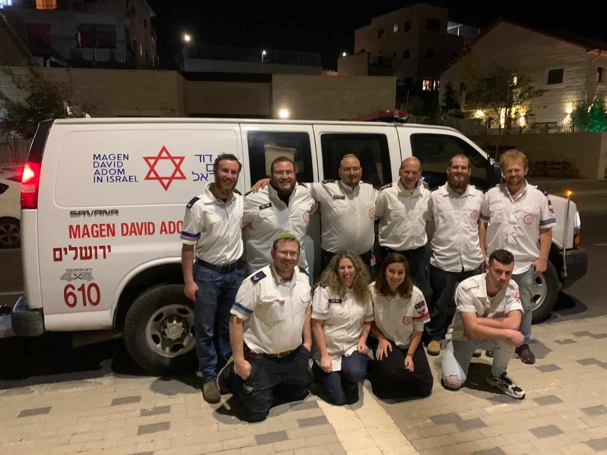 שורה עליונה מימין לשמאל - מתנאל וינברג, חנן באואר, חיים נוימן, ארבל כהן, אורי כהן ואור נוימן. שורה תחתונה מימין לשמאל - שלם נוימן, ציפי באואר, שיפי כהן וישראל נוימן
