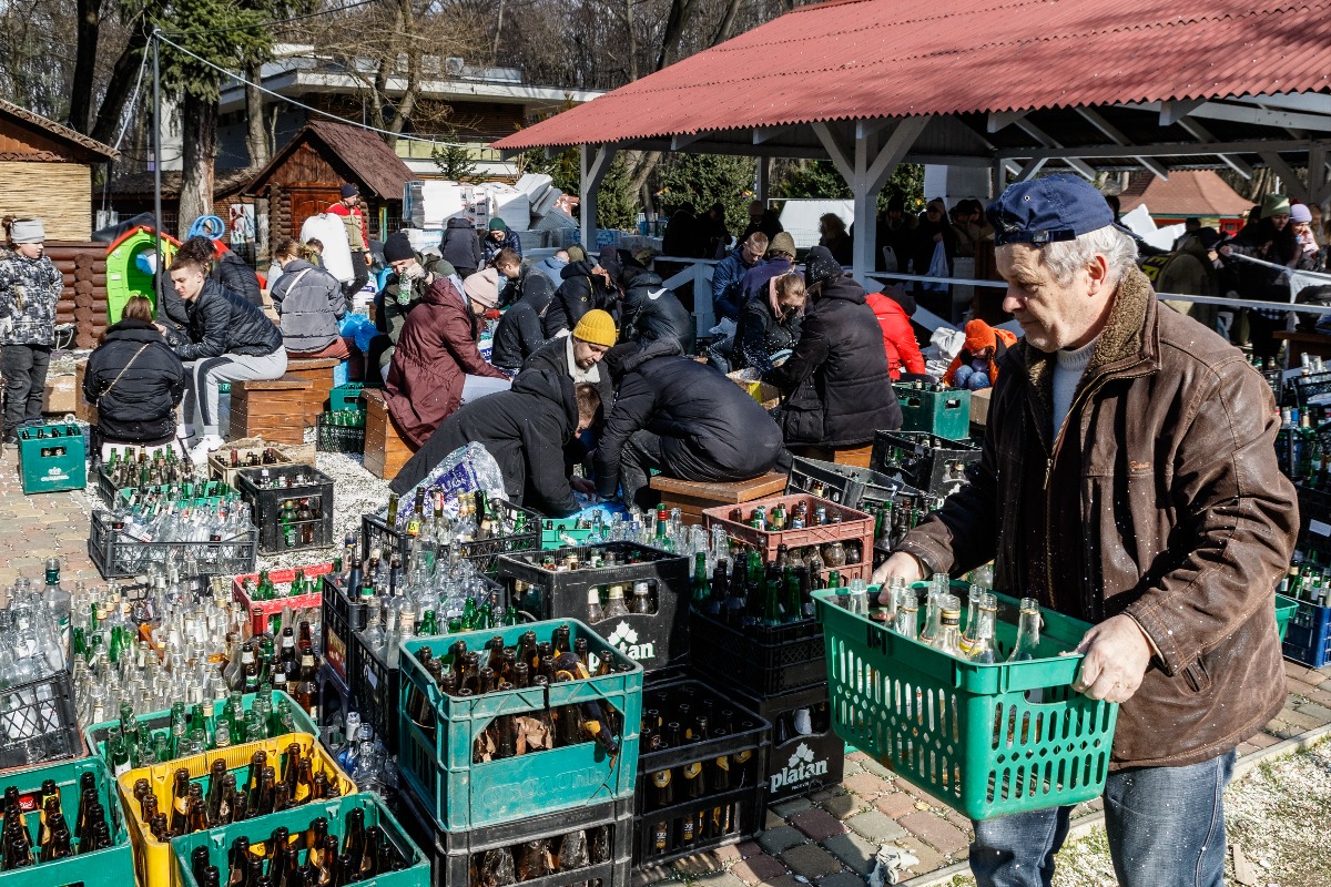 מתנדבים מכינים בקבוק תבערה, אוקראינה