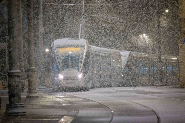 הרכבת הקלה מושלגת