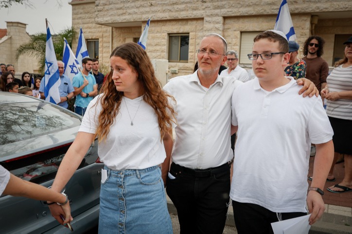 האב עם ילדיו הנותרים בדרך לקבור את בנותיו 