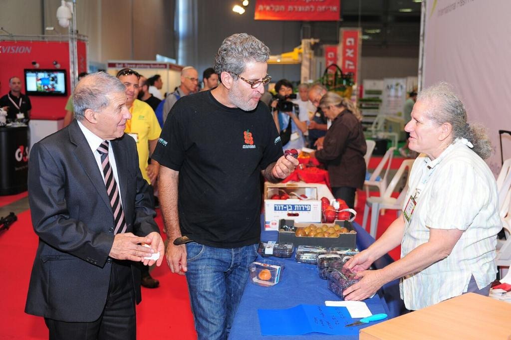 אגרומשף אייל שני מתרשם מהזנים המיוחדים בתערוכהשוב