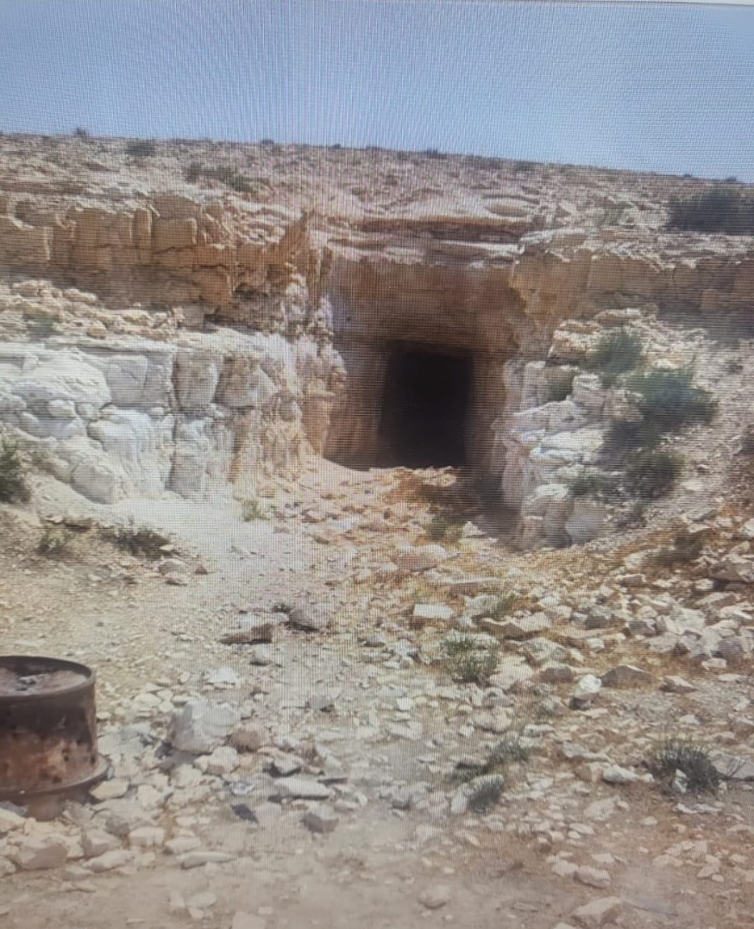המערה אליה הובאה הצעירה