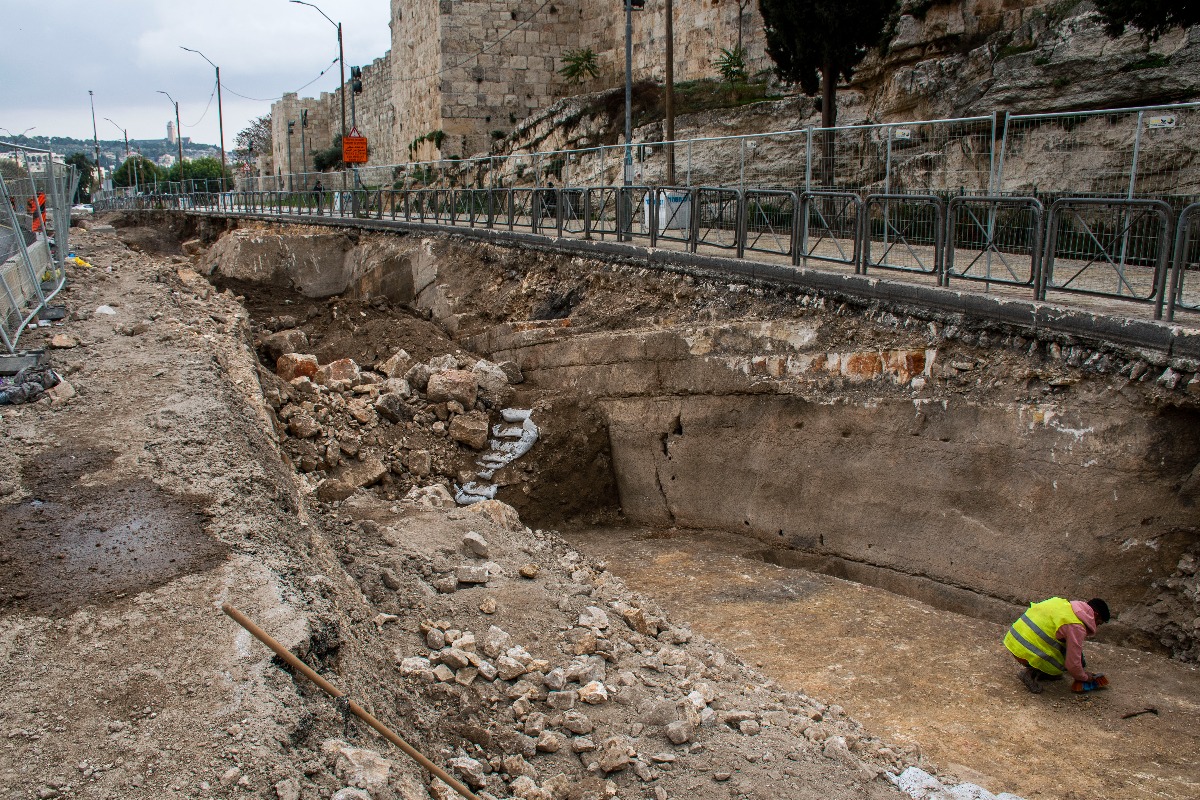 מבט אל החפירה מתוך החפיר, משמאל על הקיר ניתן להבחין בסימן היד החצובה