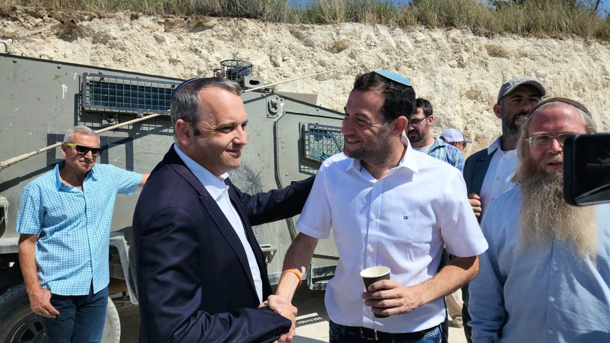 יוסי דגן לוחץ ידיים עם גלעד קריב