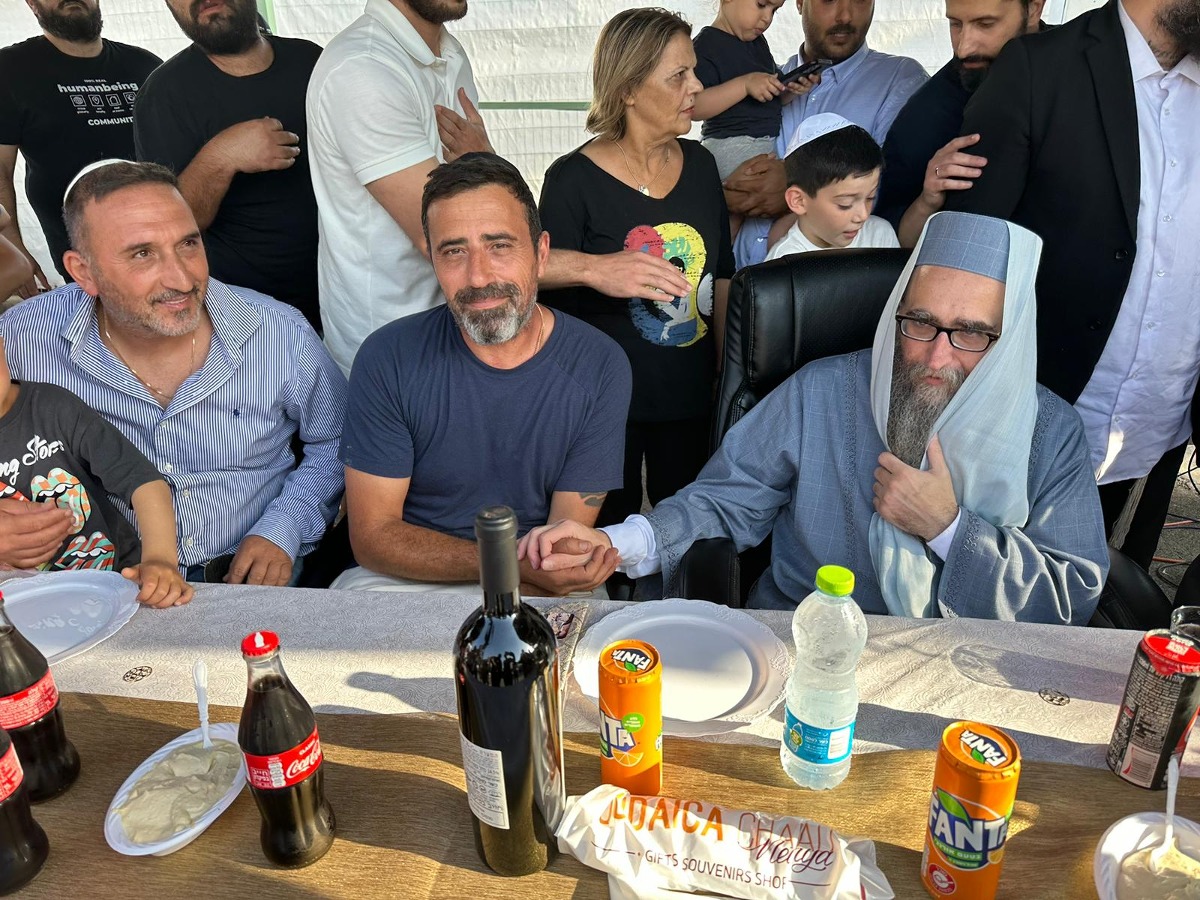 הרב פינטו עם בעלי רשת גלידה גולדה