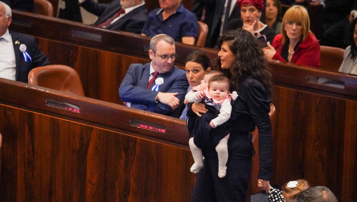 שרן השכל עם התאומות החדשות 