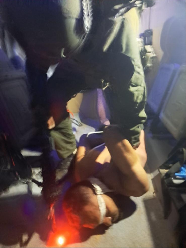 מחבל שבוי בידי כוחות שייטת 13 במוצב סופה