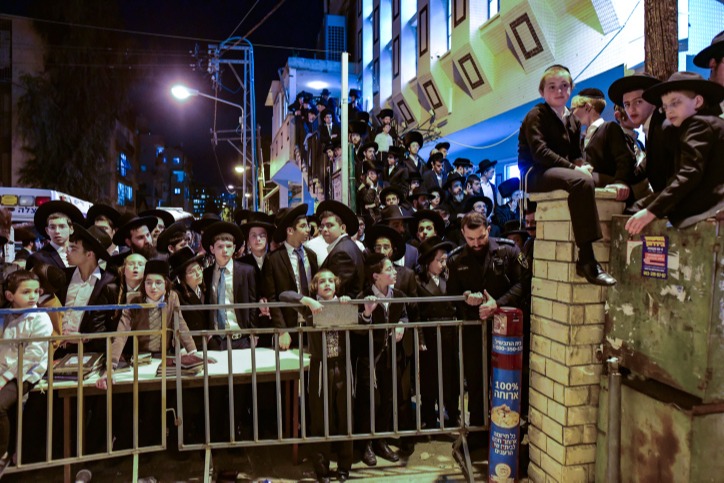 המונים מתגודדים בבית הרב כבר מהלילה